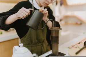 How can a restaurant manager keep employees happy and motivated